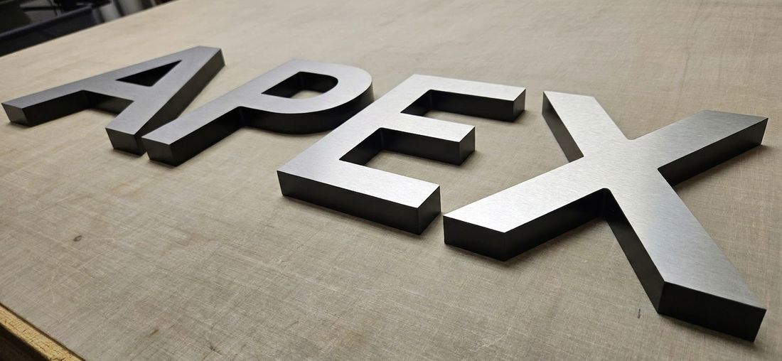 Lettres en métal brossé