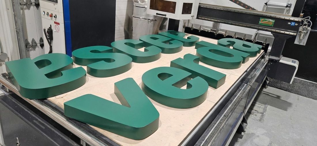 Lettres dimensionnelles en atelier