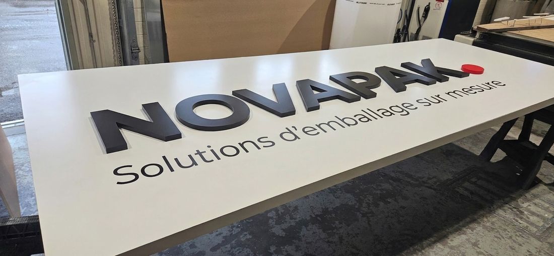 Lettres 3D en relief sur panneau