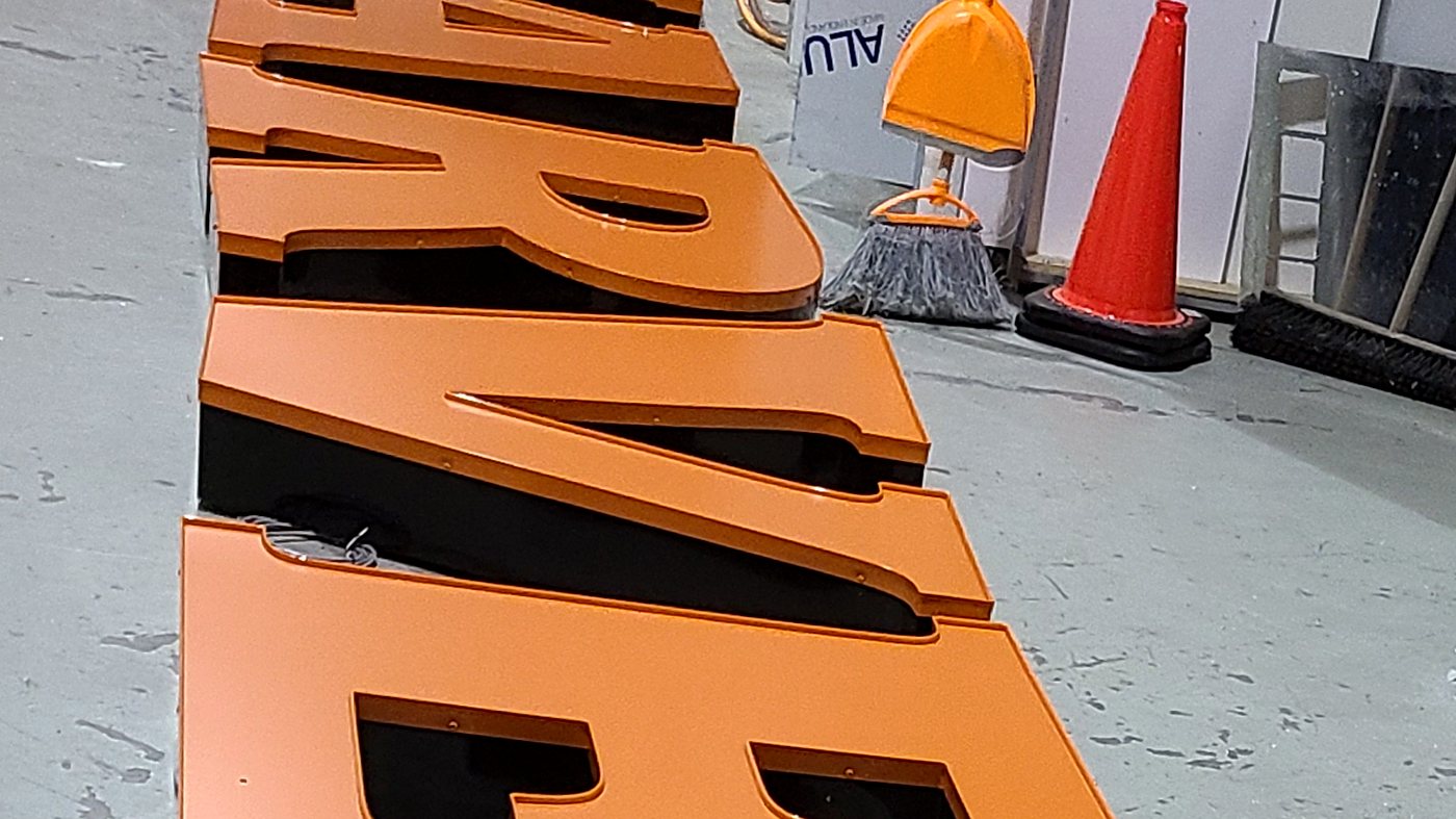 Lettres 3D grand format en atelier