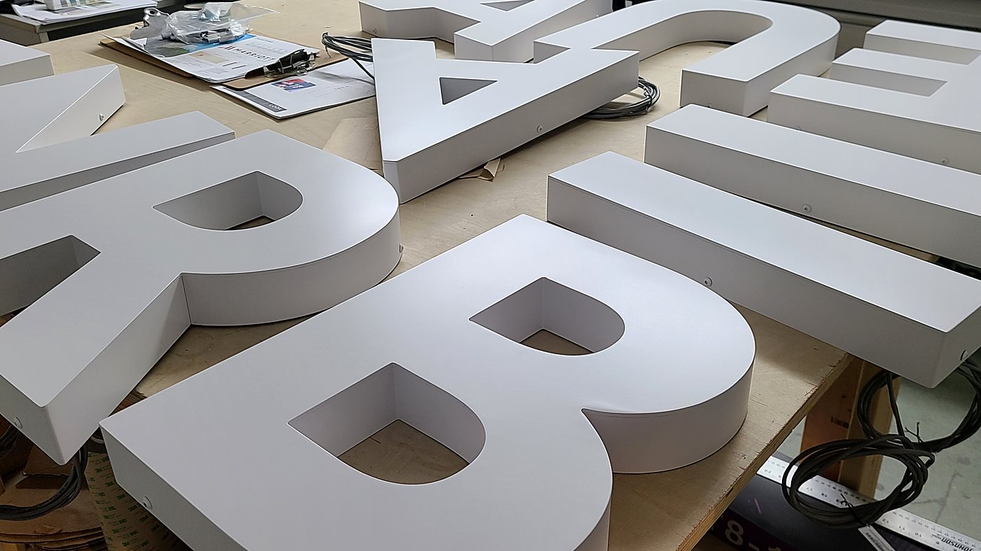 Lettres 3D rétroéclairées en préparation à l'atelier