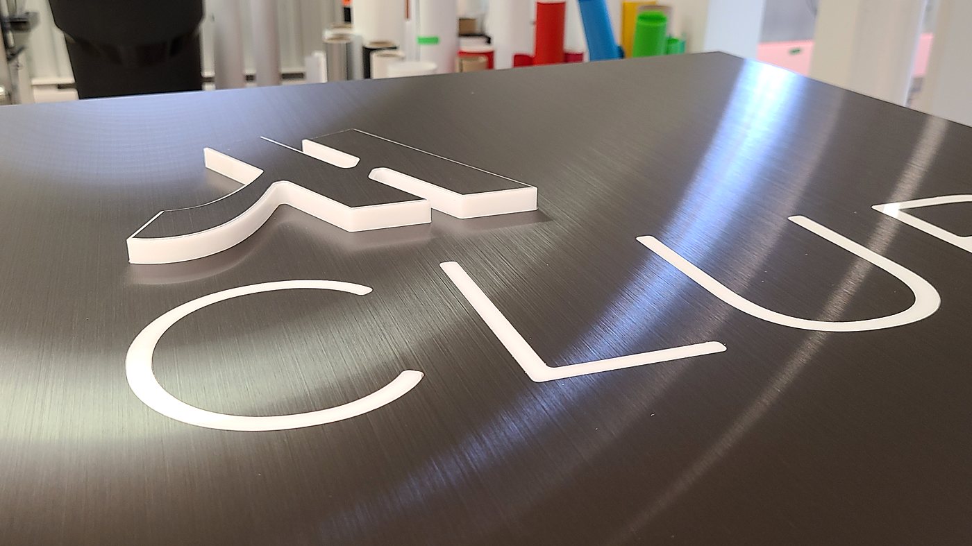 Lettres lumineuses en acrylique sur panneau d'aluminium brossé
