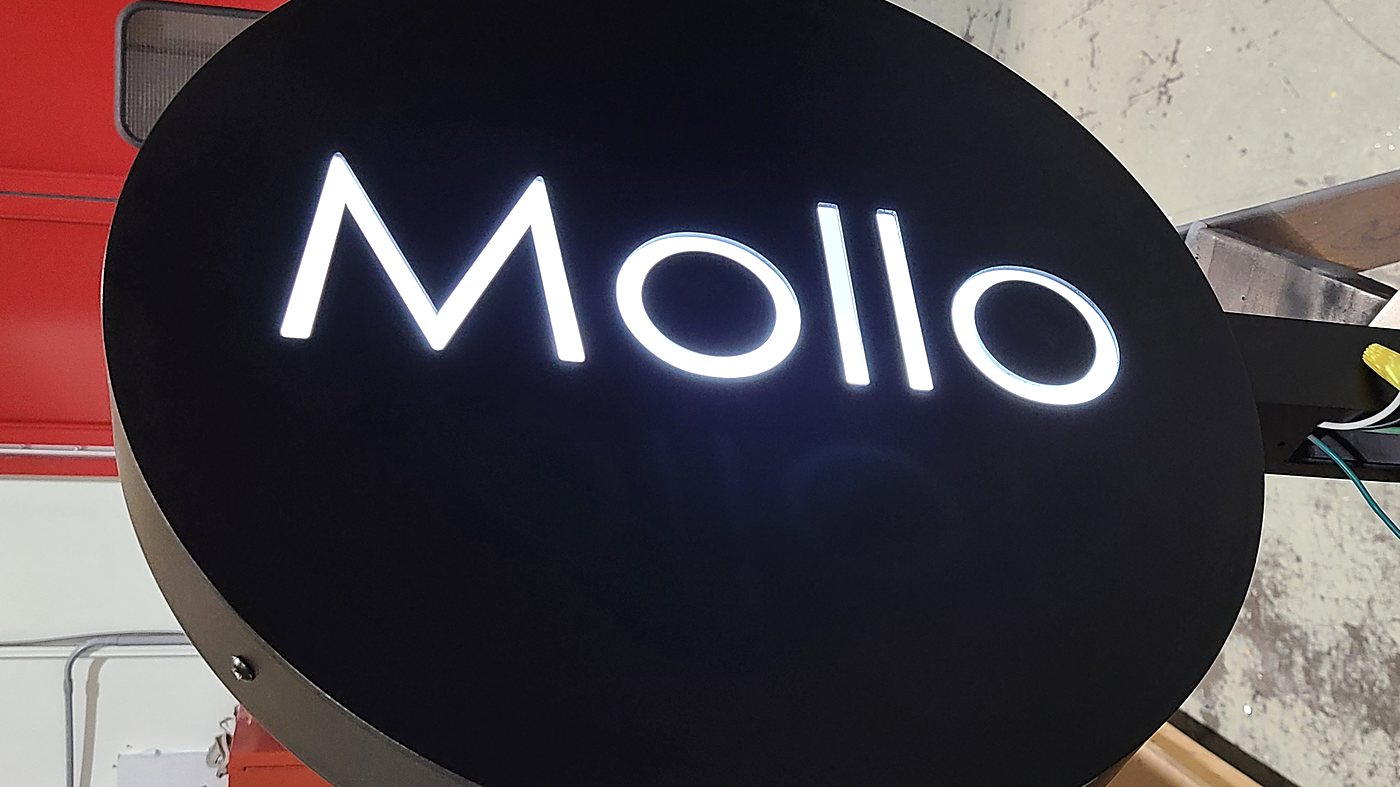Enseigne circulaire en saillie à lettres lumineuses