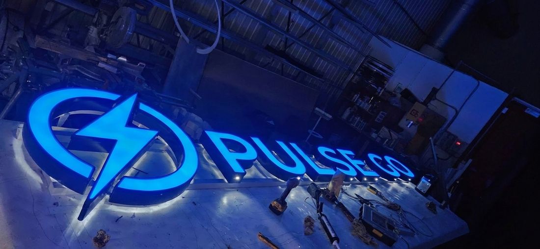 Channel letters lumineuses avec logo
